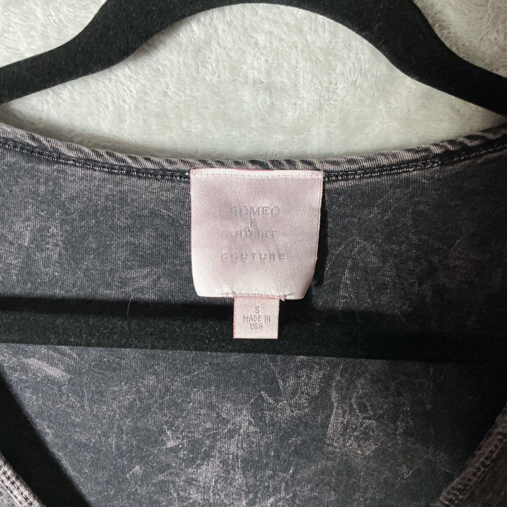 Romeo & Juliet Couture Lagenlook Witchy Womens Acid Wash Long Sharkbite Top S - Picture 3 of 7